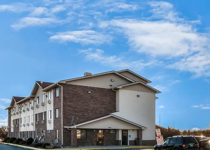 American Inn & Suites Metro Airport Romulus